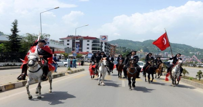 Bahçeli: Rüşvet Verip Alan Eller Meydanlarda Yüce Kitabımızı Sallıyor