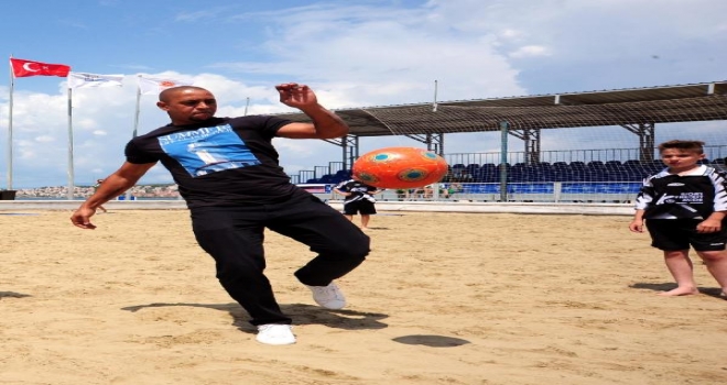 Çocuk Futbol Turnuvası Kupasını Roberto Carlos Verdi
