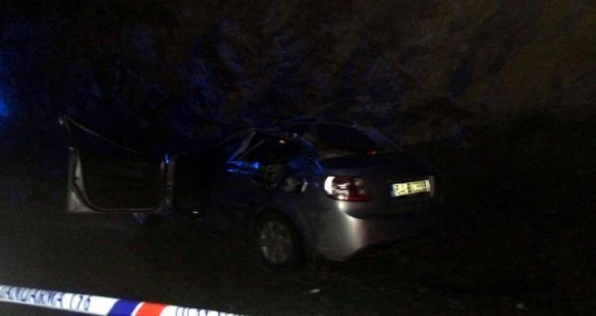 Otomobil, Tıra Çarptı: 2 Ölü, 4 Yaralı