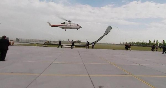 Cumhurbaşkanı Erdoğanı Taşıyan Helikopter Yerdeki Bezi Havalandırınca İnmekten Vazgeçti