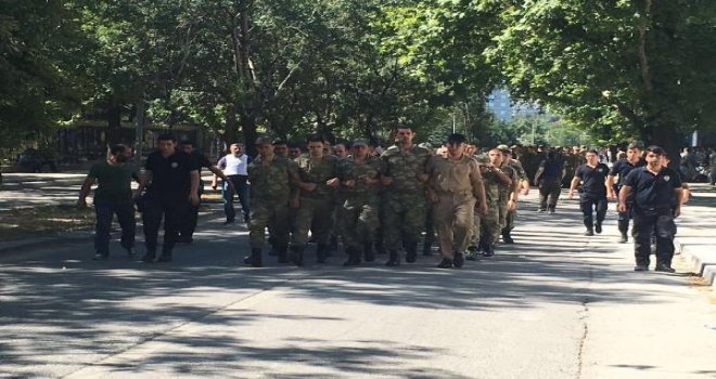 200'e yakın silahsız er polislere teslim oldu