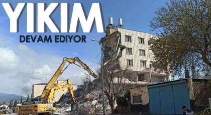 Depremde hasar gören binaların yıkımı devam ediyor