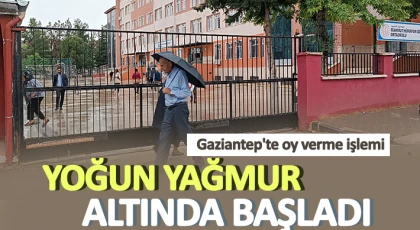 Gaziantep'te oy verme işlemi yoğun yağmur altında başladı