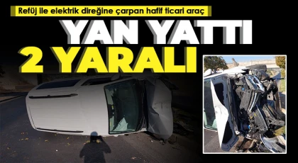 Refüj ile elektrik direğine çarpan hafif ticari araç yan yattı: 2 yaralı