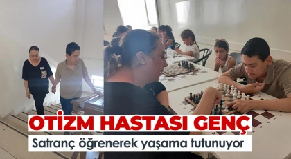 Otizm hastası genç Satranç öğrenerek yaşama tutunuyor