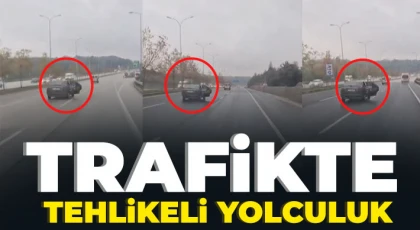 Trafikte kapısı açık şekilde yük taşıyan araç trafiği tehlikeye attı