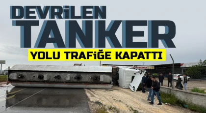 Devrilen tanker yolu trafiğe kapattı