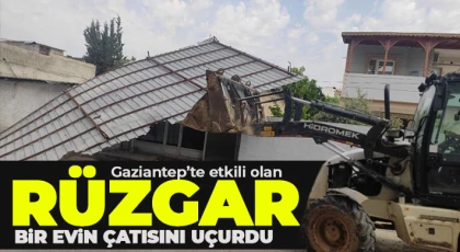 Gaziantep’te etkili olan rüzgar bir evin çatısını uçurdu