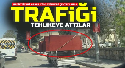 Hafif ticari araca yükledikleri çekyatlarla trafiği tehlikeye attılar