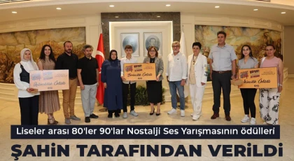 Liseler arası 80'ler 90'lar Nostalji Ses Yarışmasının ödülleri Şahin tarafından verildi