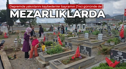 Depremde yakınlarını kaybedenlerin buruk bayramı