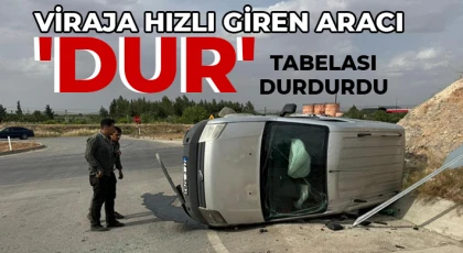 Viraja hızlı giren aracı 'DUR' tabelası durdurdu