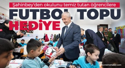 Başkan Tahmazoğlu, okulunu temiz tutan öğrencilere top hediye ediyor