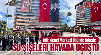 CHP, Genel Merkezi önünde çıkan tartışmada su şişeleri havada uçuştu