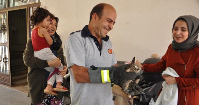 3 gündür mahsur yavru kediyi itfaiye kurtardı