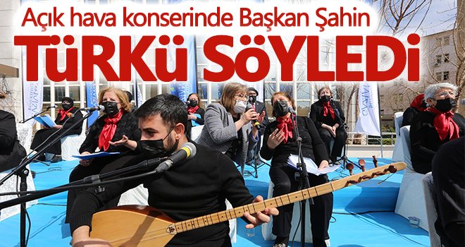 Açık hava konserinde Başkan Şahin türkü söyledi