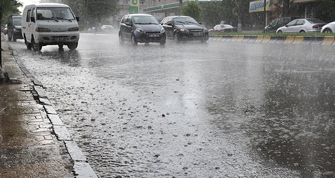 Ağustos yağmurunda sel sele gitti