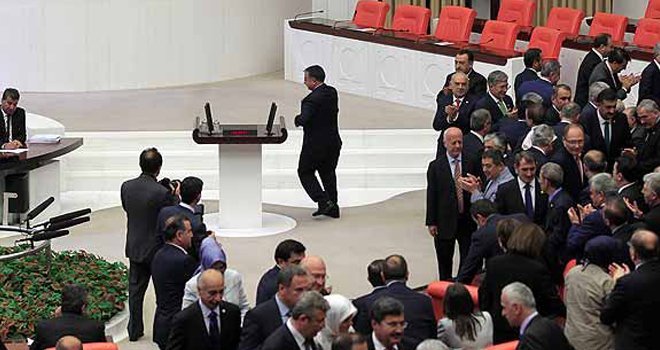 AK Parti-CHP görüşmelerine çomak soktu...