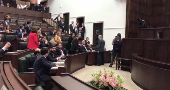 AK Parti Grubu'nda danışmanlardan alkışlı protesto
