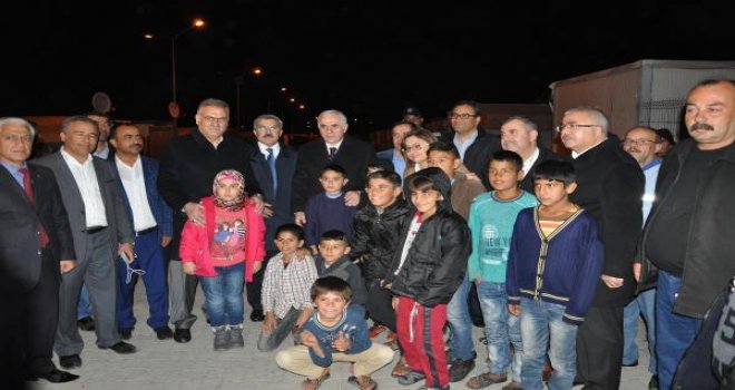 Ak Parti heyetinden Nizip'teki Suriyelilere ziyaret