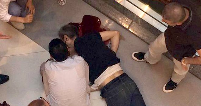 ALIŞVERİŞ MERKEZİNDE DÜŞEREK CAN VERDİ