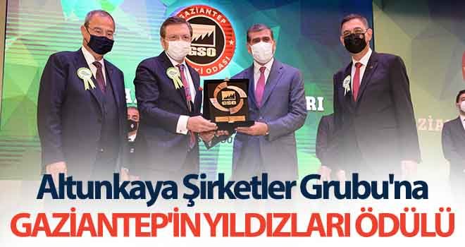 Altunkaya'ya ödülünü TOBB Başkanı Hisarcıklıoğlu verdi