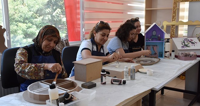 Anne ve kızı aynı atölyede aynı sanat dalını öğreniyor