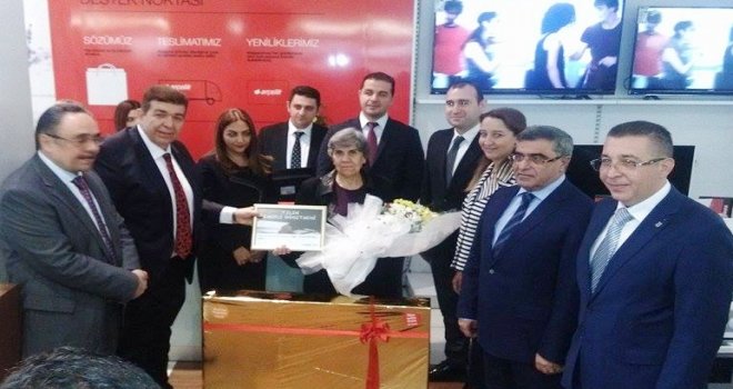 ARÇELİK TEYMURLAR , YILIN EMEKLİ ÖĞRETMENİNİ ÖDÜLLENDİRDİ