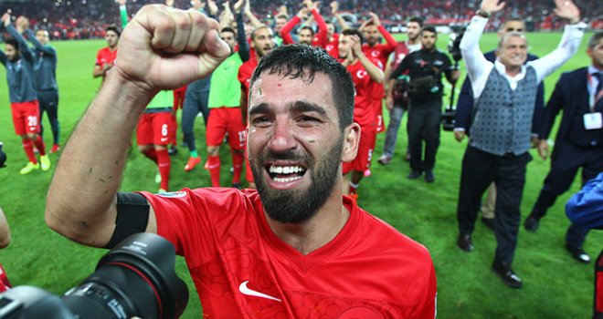 Arda Turan'a yumurtalı saldırı