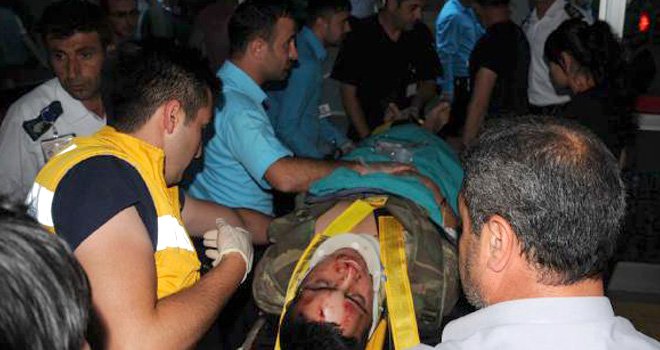 ASKER TAŞIYAN TIR DEVRİLDİ