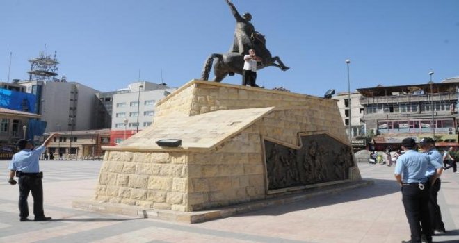 Atatürk heykeline çıkıp, terörü protesto etti