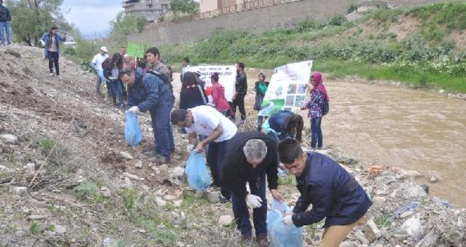Avrupalı öğretmen ve öğrenciler, Yüksekova'da temizlik yaptı