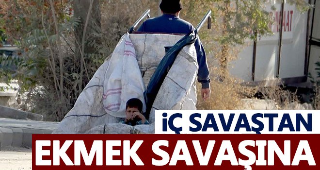 Baba-oğul sokaklarda kağıt toplayarak yaşamını sürdürüyor