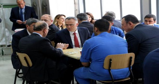 Bakan Ağbal, fabrikada işçilerle öğle yemeği yedi