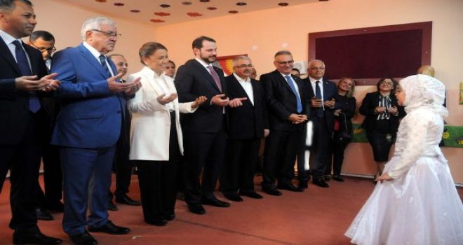 Bakan Albayrak, konteyner kenti ziyaret etti