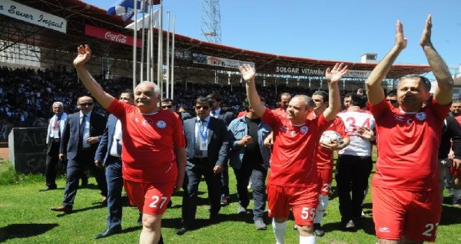 Bakan Kılıç, Kardeşlik Turnuvası'nda forma giydi