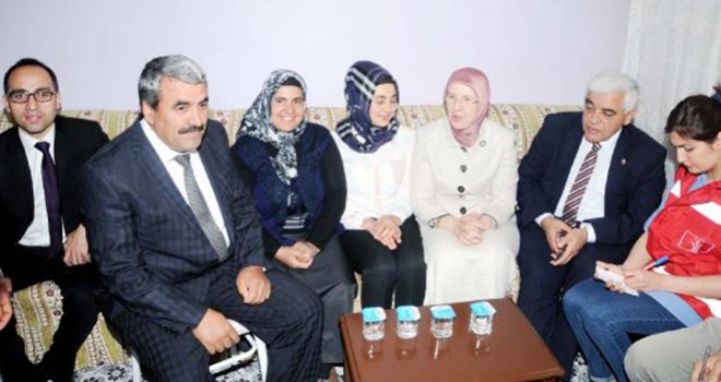 Bakan Ramazanoğlu, Roket Mağduru Aileleri Ziyaret Etti