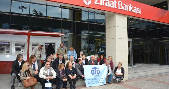BANKA ÖNÜNDE 'DOSYA MASRAFI' EYLEMİ