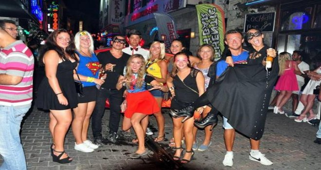 BARLAR SOKAĞINDA KOSTÜM BALOSU