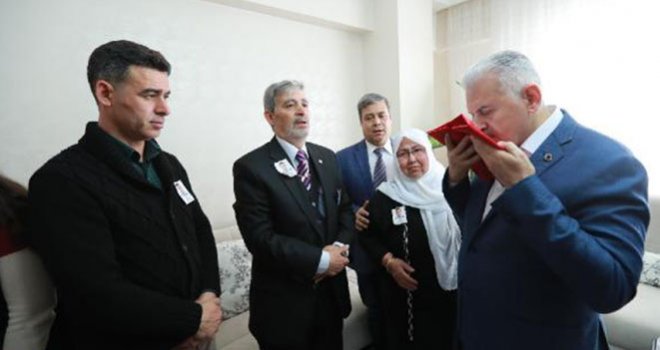 Başbakan Gaziantep'te Şehit ailesine Kuran-ı Kerim ve Türk bayrağı hediye etti.