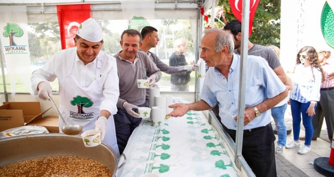 Başkan Fadıloğlu aşure dağıttı