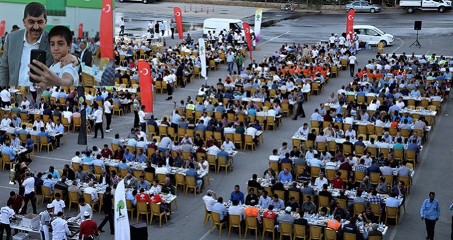 Başkan Fadıloğlu belediye çalışanlarıyla iftarda bi araya geldi