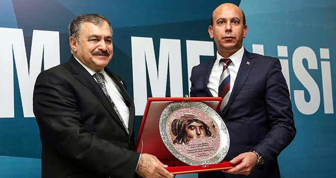 Başkan Halil Uğurdan Bakan Eroğluna Plaket