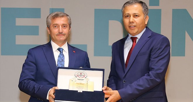 BAŞKAN TAHMAZOĞLU’NA EĞİTİME DESTEK ÖDÜLÜ