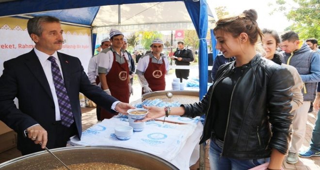 BAŞKAN TAHMAZOĞLU'NDAN ÖĞRENCİLERE AŞURE İKRAMI