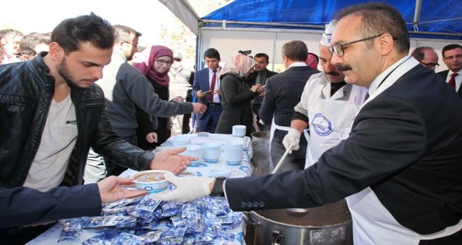 Başkan ve Rektör’den öğrencilere aşure servisi