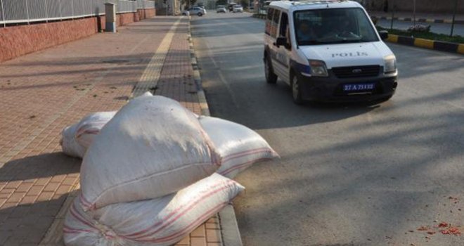 Biber Çuvalları Yola Savruldu