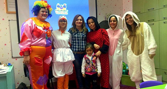 Bir Gülücükle, Bin Umut Saçtılar