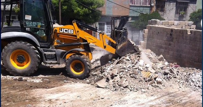 BOŞ ARSALARI TEMİZLİYOR