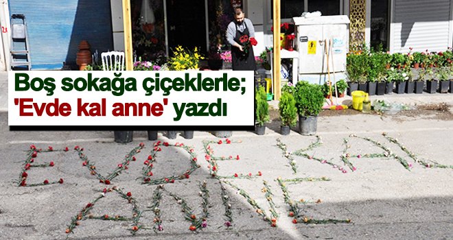Boş kalan sokağa 'Evde kal anne' yazdı